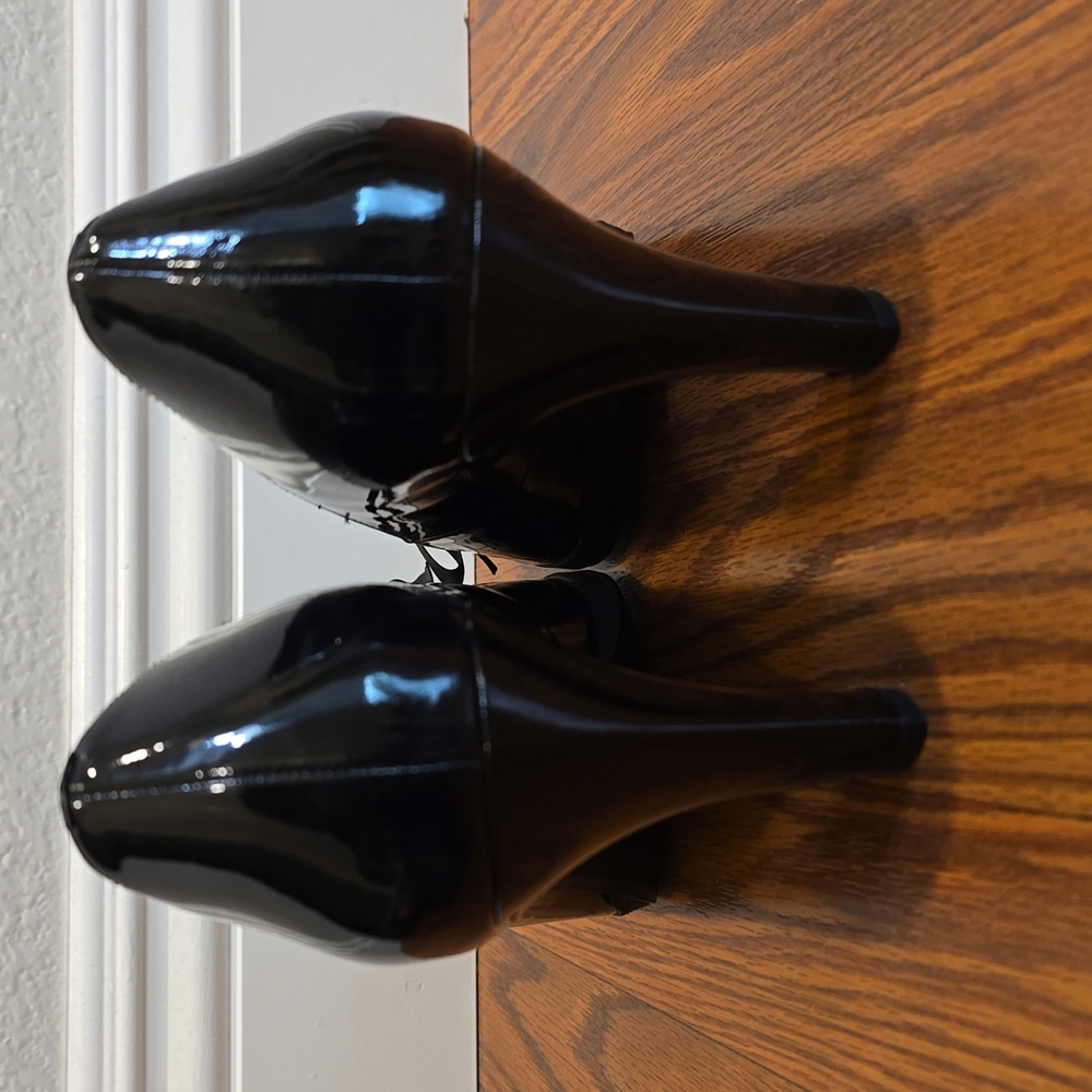 Liz Claiborne Faux Patent Leather Peep Toe Pumps - Picture 3 of 8
